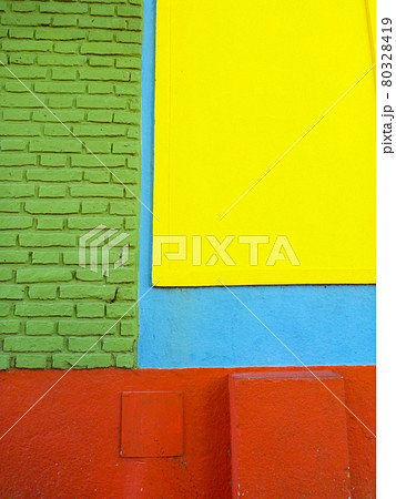 アルゼンチン・ブエノスアイレスにてボカ地区カミニートのレンガ模様の外壁クローズアップ 80328419