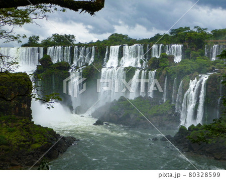 アルゼンチン・ブラジル国境エリアのイグアスの滝にて大小無数の滝と滝壺 アルゼンチン・ブラジル国境エリアのイグアスの滝にて大小無数の滝と滝壺 80328599