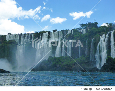アルゼンチン・ブラジル国境エリアのイグアスの滝にて大小無数の滝と森林と青空 アルゼンチン・ブラジル国境エリアのイグアスの滝にて大小無数の滝と森林と青空 80328602