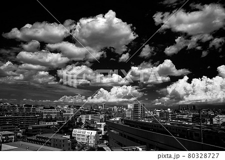 夏は来ぬ 青い夏空に浮かぶ白い夏雲 夏は来ぬ 青い夏空に浮かぶ白い夏雲 80328727