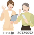 スマホの操作を習う高齢女性 80329052