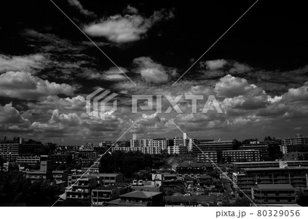 初夏の青空に浮かぶ白い雲 80329056