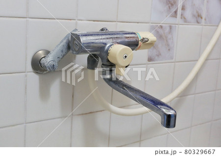 老朽化した浴室シャワー水栓 80329667