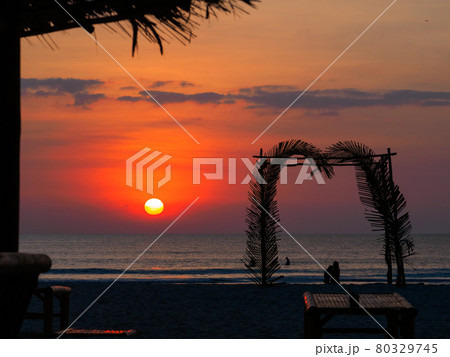 南国のビーチバーから眺める日没 (カオラック、パンガー県、タイ王国) 80329745