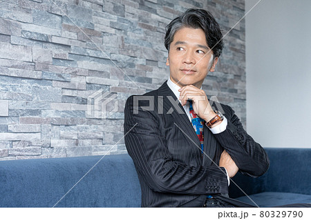 ソファに座るミドルエイジの男性のポートレート ソファに座るミドルエイジの男性のポートレート 80329790