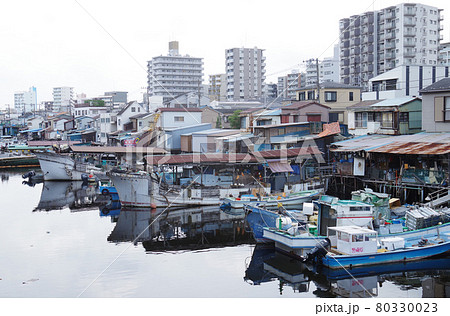 横浜子安通の船溜まりの景色の写真素材 [80330023] - PIXTA
