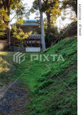京都府長岡京市の神足神社にある勝龍寺城の土塁跡です	 80330054