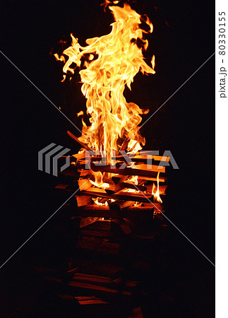キャンプファイヤー　焚き火　炎と薪　イベント行事　イメージ素材 80330155