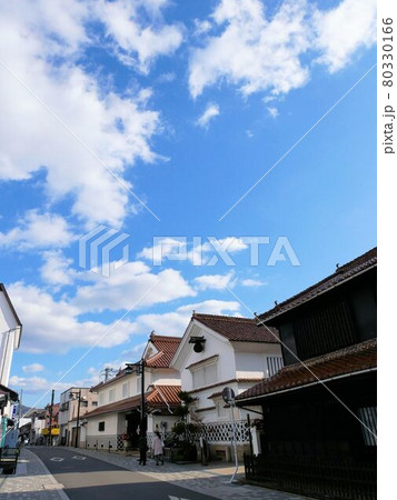 年末の酒蔵通り　（東広島市西条町） 80330166