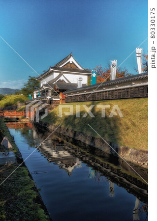 京都、長岡京市の勝龍寺城の模擬櫓とお堀の風景 京都、長岡京市の勝龍寺城の模擬櫓とお堀の風景 80330175