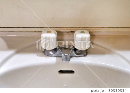 老朽化した洗面所用水栓金具 洗面水栓 老朽化した洗面所用水栓金具 洗面水栓 80330354