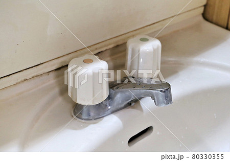 老朽化した洗面所用水栓金具 洗面水栓 老朽化した洗面所用水栓金具 洗面水栓 80330355
