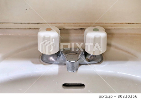 老朽化した洗面所用水栓金具 洗面水栓 老朽化した洗面所用水栓金具 洗面水栓 80330356