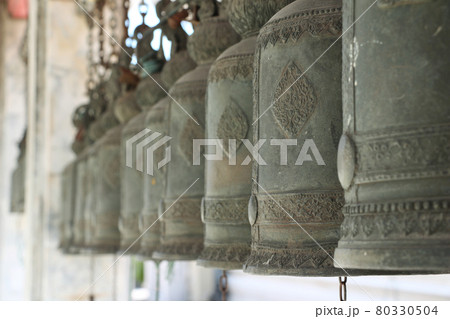 バンコクの仏教寺院、ワット・ホアランポーンの鐘 80330504