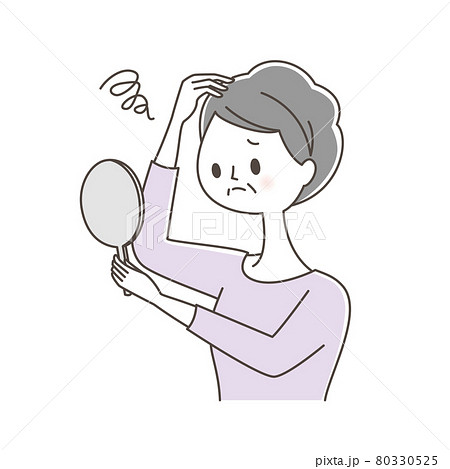 薄毛で悩むシニア女性 薄毛で悩むシニア女性 80330525