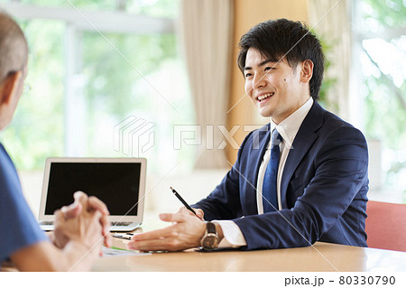 提案をする営業職の男性 80330790