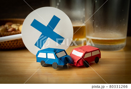 飲酒運転での交通事故　酒酔い運転とバツ印　酒気帯び運転　ビール　酒 80331266