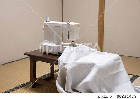 和室にある古いミシン 和室にある古いミシン 80331428