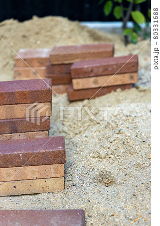 庭にれんがを積み重ねて置いてあるところ 80331688