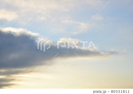 ドラマティックな涌き雲　　早朝の空模様（夏の朝雲）　 80331811