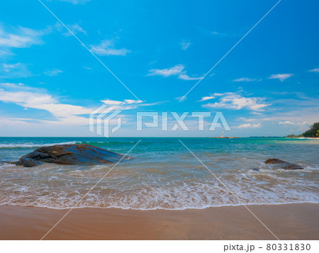 波が打ち寄せる南国の砂浜 (カオラック、パンガー県、タイ王国) 80331830