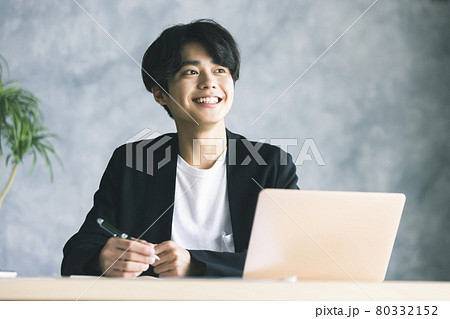 若い男性 80332152