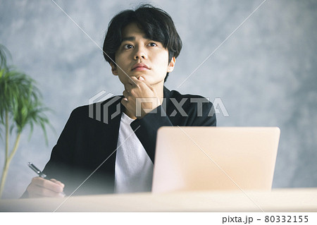 若い男性 若い男性 80332155