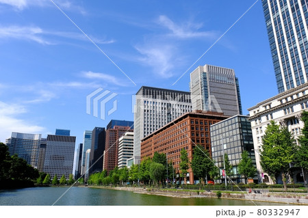 皇居の馬場先濠と丸の内・大手町ビル群 80332947