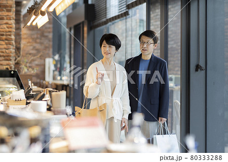 シニア夫婦 ショッピング カフェ シニア夫婦 ショッピング カフェ 80333288