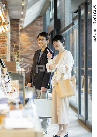 シニア夫婦 ショッピング カフェ 80333290