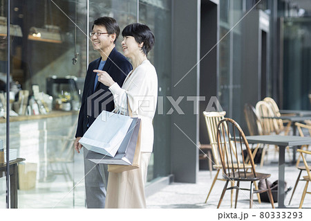 シニア夫婦 ショッピング カフェ 80333293