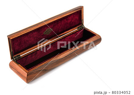Open wooden jewelry box with velvet lining 80334052