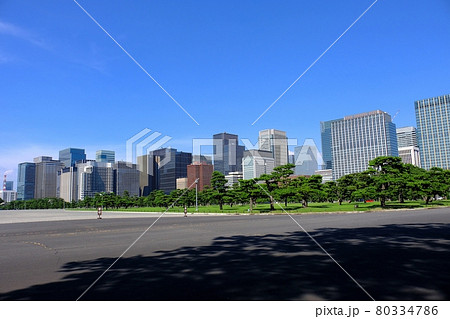 皇居前広場から見た丸の内・大手町ビル群 80334786