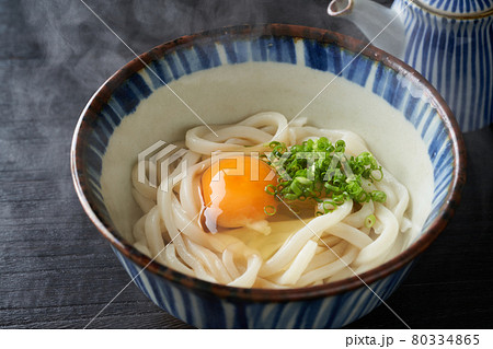 熱々の釜玉うどん 80334865