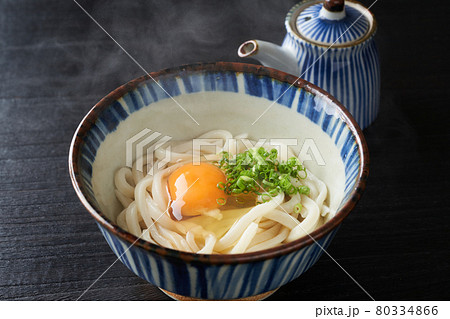 熱々の釜玉うどん 80334866