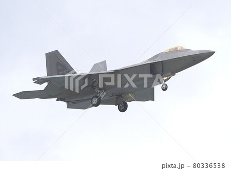 大空を飛行するアメリカ空軍のステルス戦闘機F-22Aラプター 80336538