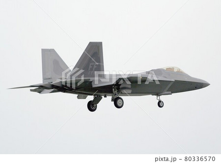大空を飛行するアメリカ空軍のステルス戦闘機F-22Aラプター 80336570