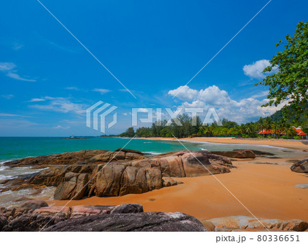 南国の閑散としたビーチとリゾート (カオラック、パンガー県、タイ王国) 80336651