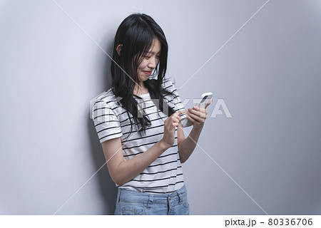 スマートフォンを使う女性 スマートフォンを使う女性 80336706