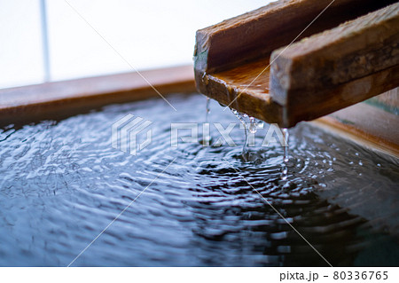 温泉の湯口 80336765