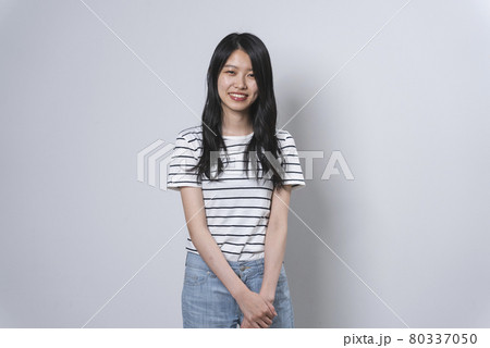 カジュアルファッションの女性 カジュアルファッションの女性 80337050