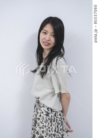 カジュアルファッションの女性 80337060