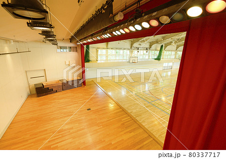 キャットウォークから見た体育館のステージ 80337717
