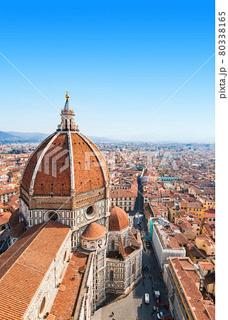 フィレンツェ ドゥオーモのクーポラと旧市街の町並み 縦構図 フィレンツェ ドゥオーモのクーポラと旧市街の町並み 縦構図 80338165