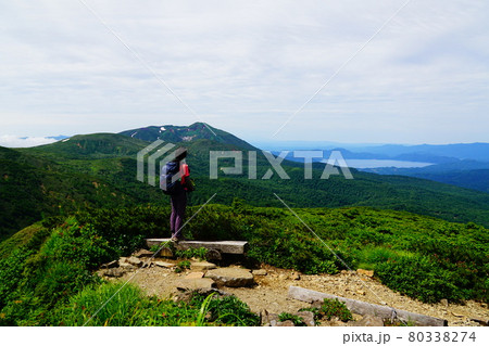 乳頭山　一本松コースから見える秋田駒ケ岳と田沢湖 80338274