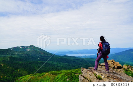 乳頭山　山頂から秋田駒ケ岳と田沢湖を見つめる登山者 80338513