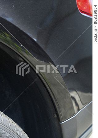 車のサイドにできた擦り傷 80339954