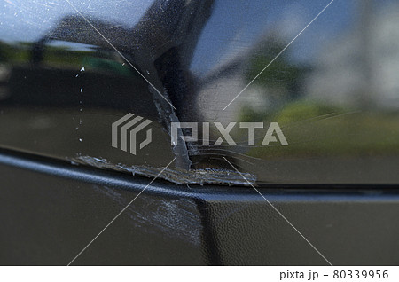 車のバンパーにできた擦り傷 80339956