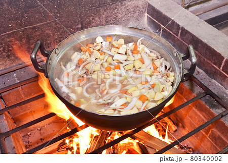 キャンプ場の炊事場 カレー作り 煮込み料理 キャンプ飯 かまど 大鍋料理 イメージ素材の写真素材 [80340002] - PIXTA