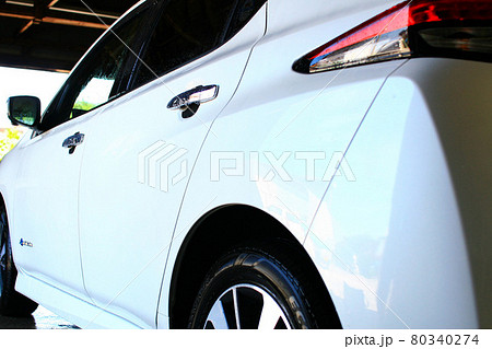 電気自動車の洗車の濯ぎによる水滴 80340274